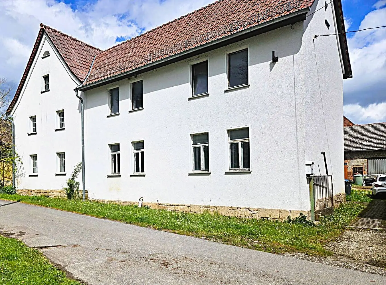 Einfamilien - Mehrfamilienhaus in Ruhiger Dorflage
